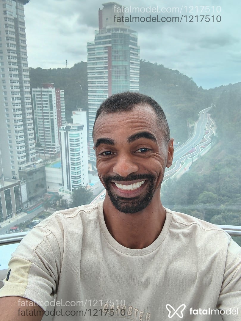Acompanhante homem sem cabelo de olhos cinza - Henri