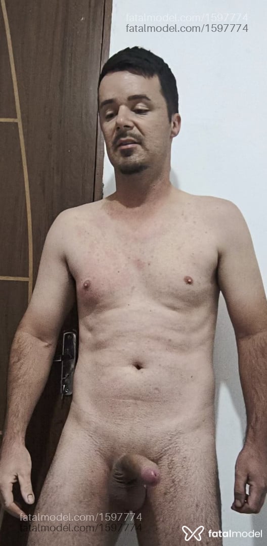Acompanhante homem com cabelo castanho de olhos castanhos - Clóvis