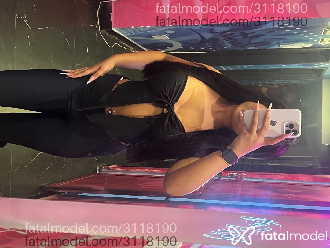 Acompanhante mulher loira (o) de olhos castanhos - Letícia