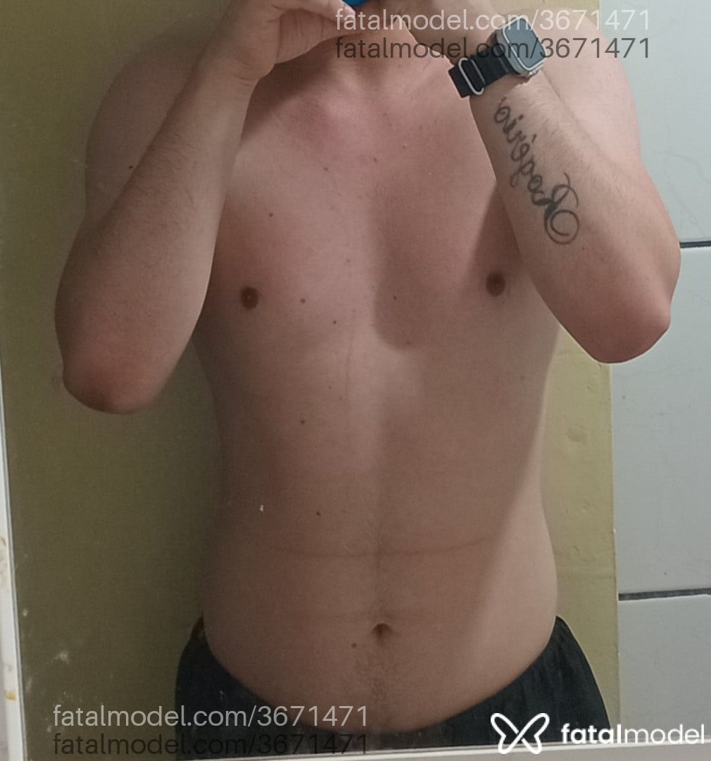Acompanhante homem com cabelo castanho de olhos pretos - Chapeleiro