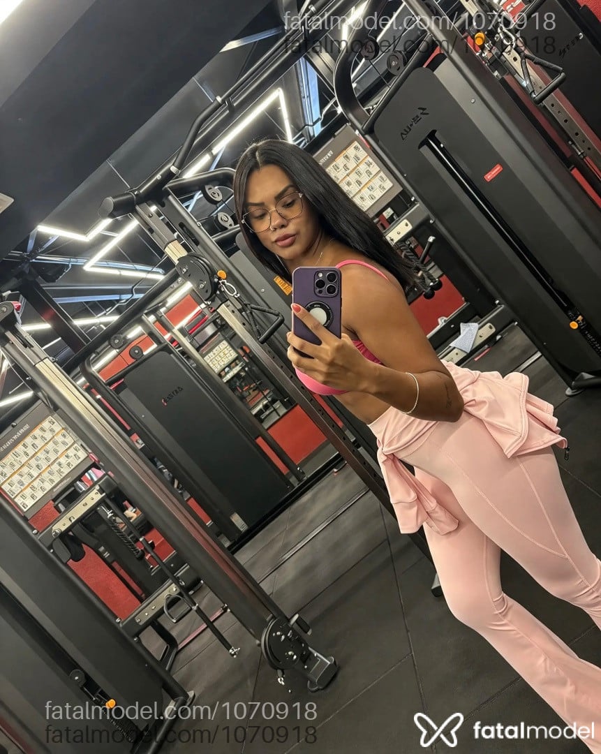 Acompanhante mulher com cabelo castanho de olhos castanhos - Emilly