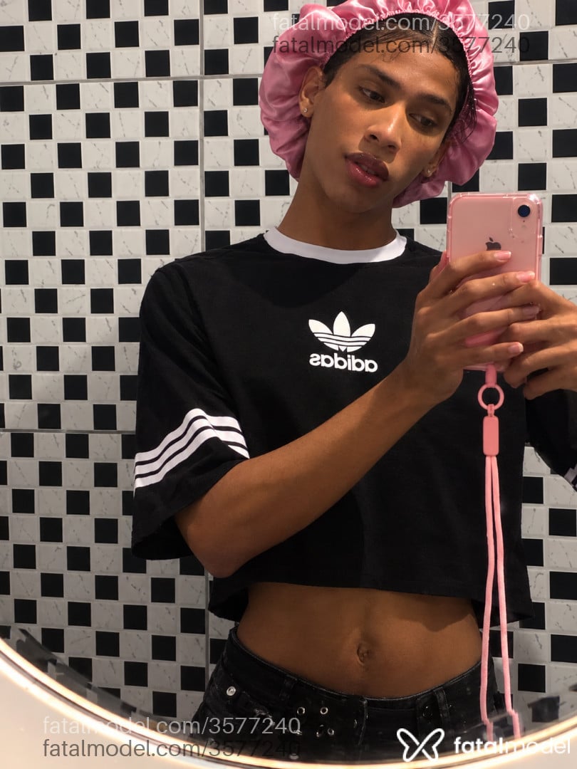Acompanhante mulher trans morena (o) de olhos pretos - Anita