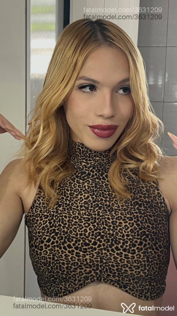 Acompanhante mulher trans loira (o) de olhos castanhos - Angel
