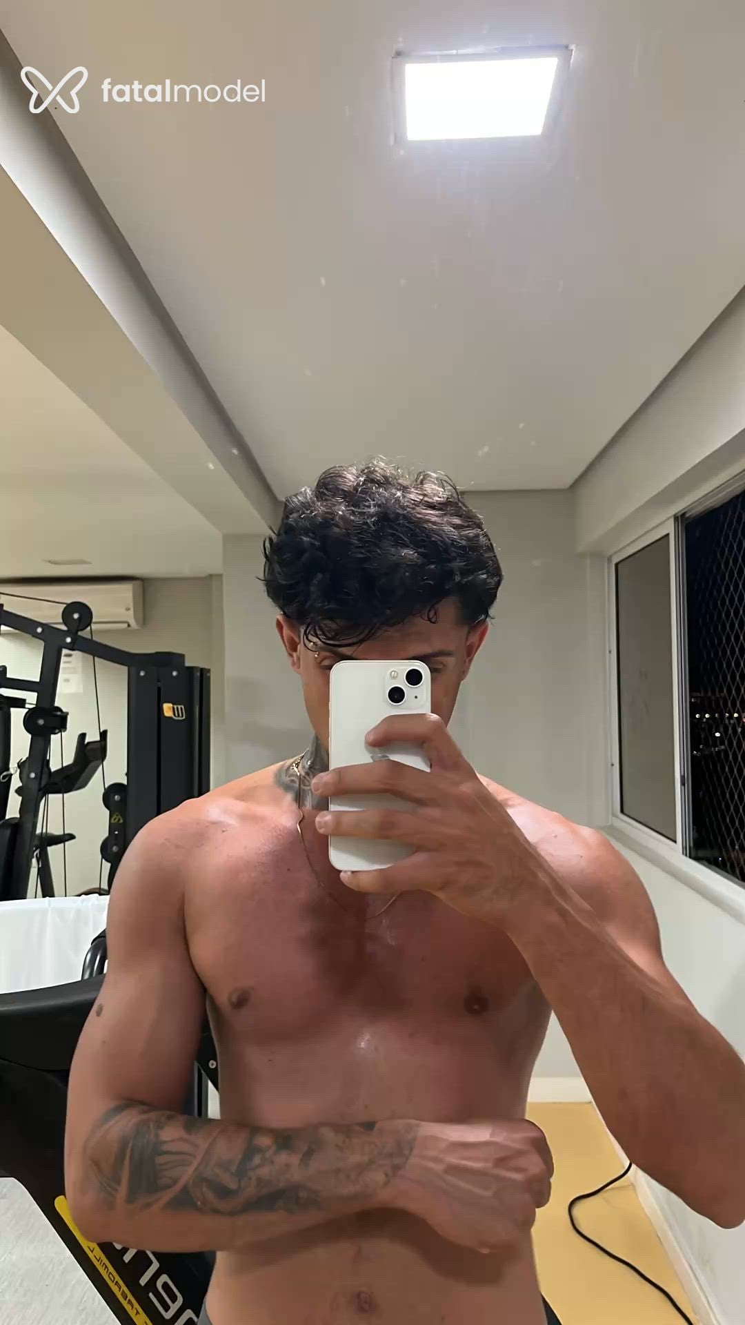Acompanhante homem com cabelo castanho de olhos castanhos - Apollo