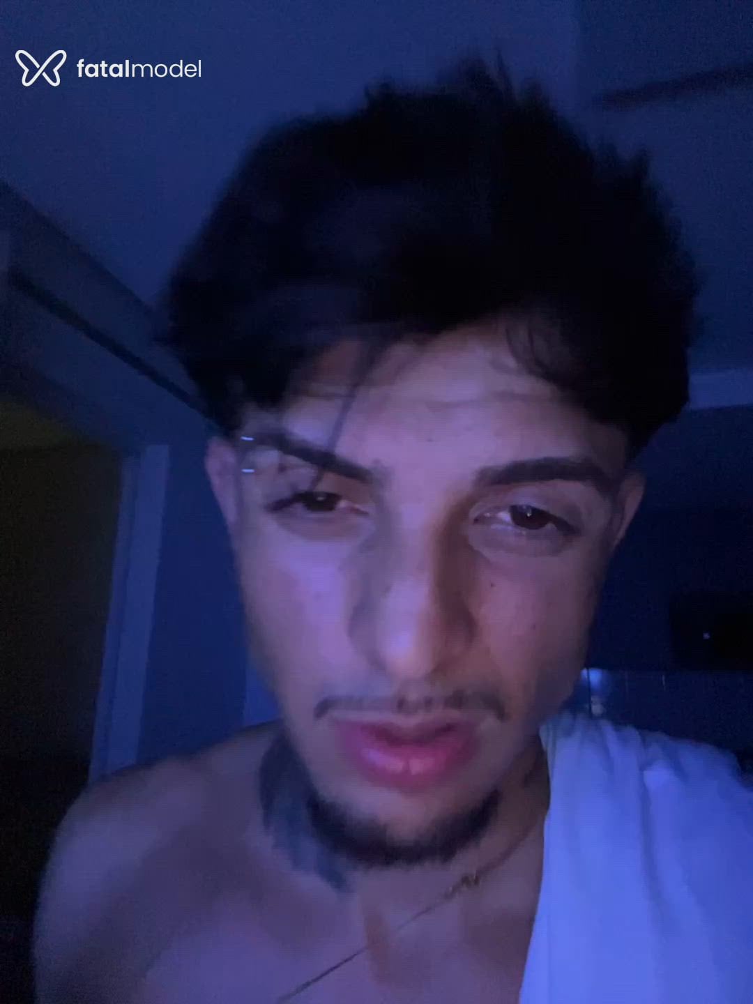 Acompanhante homem com cabelo castanho de olhos castanhos - Apollo