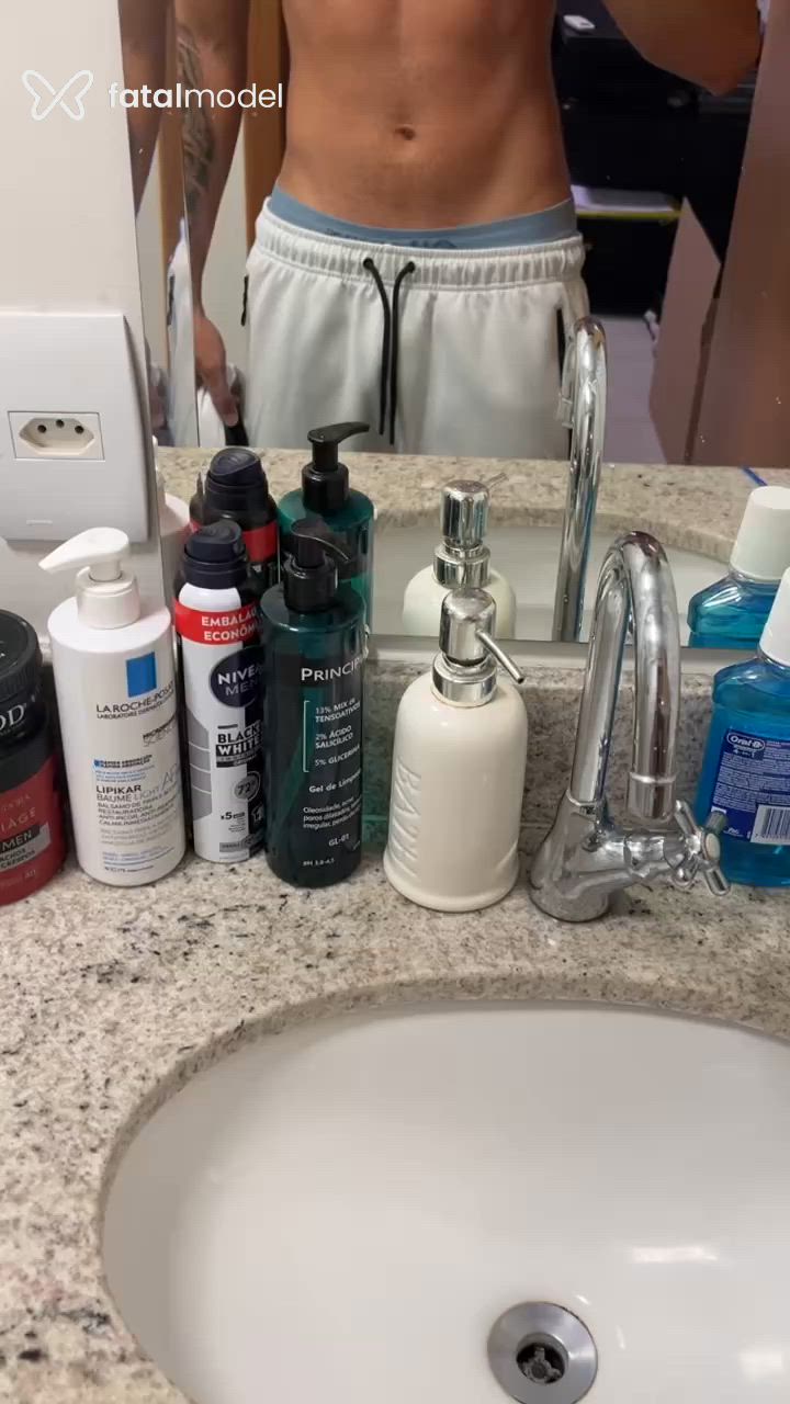 Acompanhante homem com cabelo castanho de olhos castanhos - Apollo