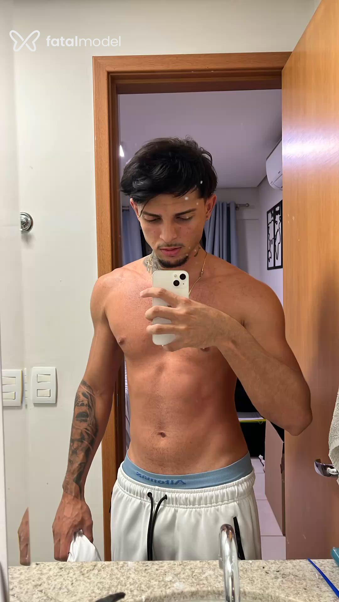Acompanhante homem com cabelo castanho de olhos castanhos - Apollo