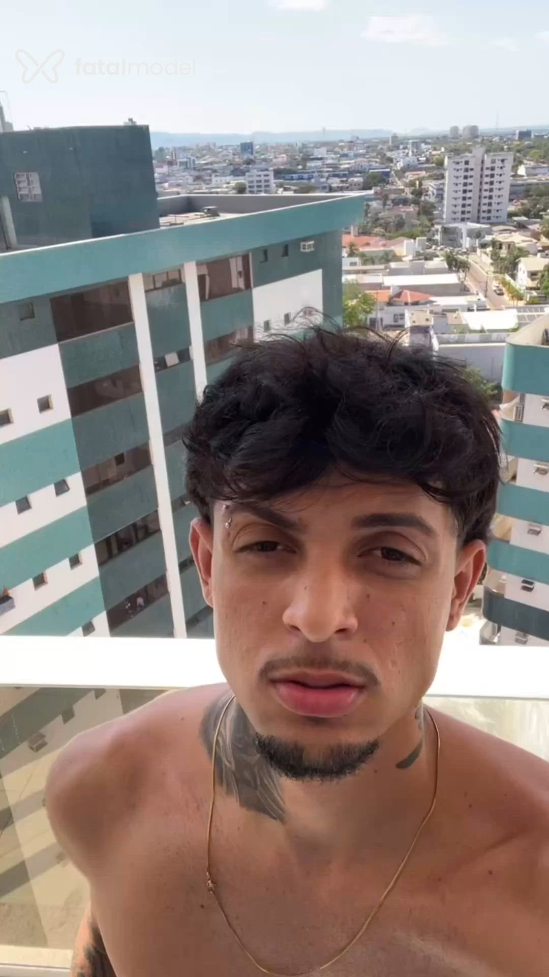Acompanhante homem com cabelo castanho de olhos castanhos - Apollo