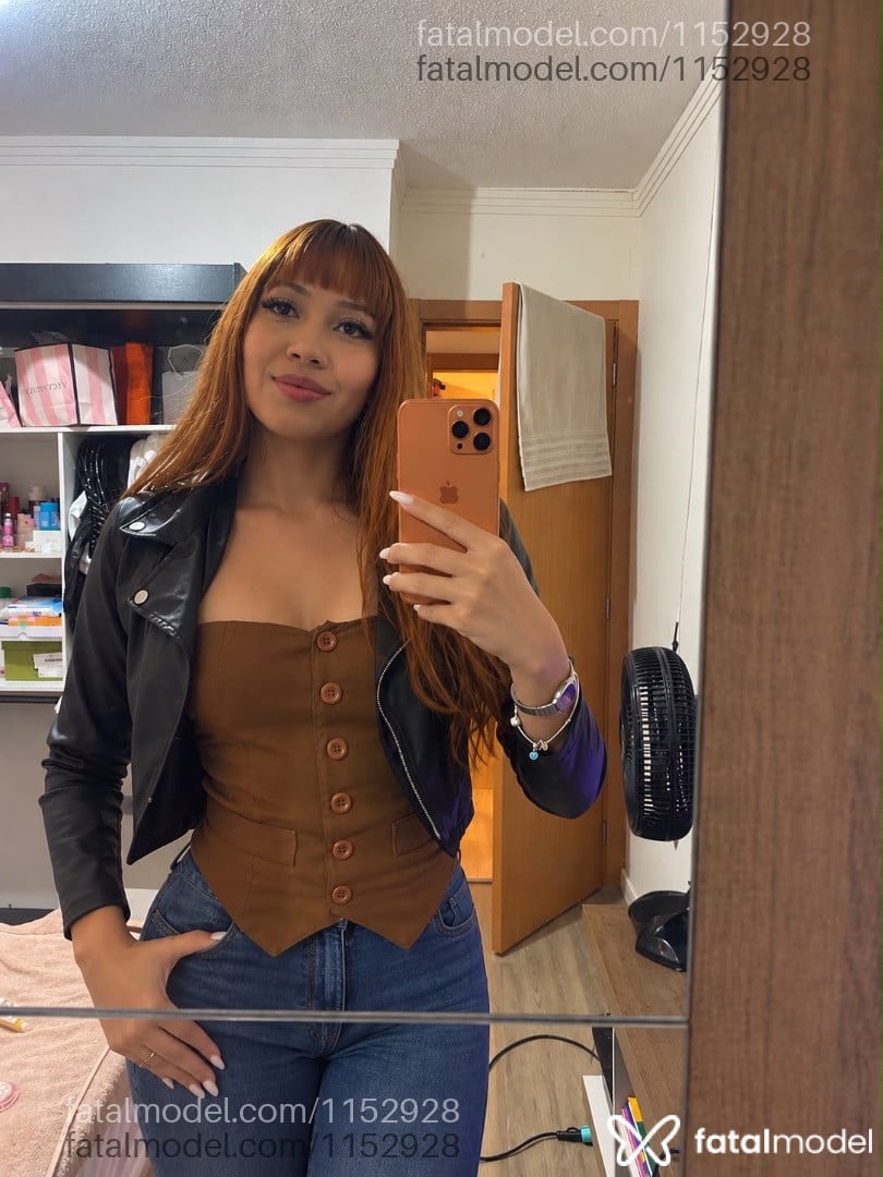 Acompanhante mulher com cabelo castanho de olhos verdes - Juliana Campos