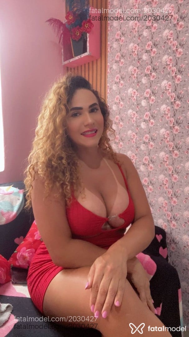 Acompanhante mulher trans loira (o) de olhos castanhos - Crysthal Leite