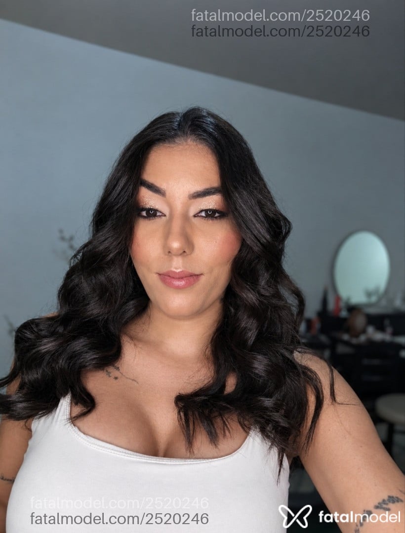 Acompanhante mulher morena (o) de olhos pretos - Heloísa