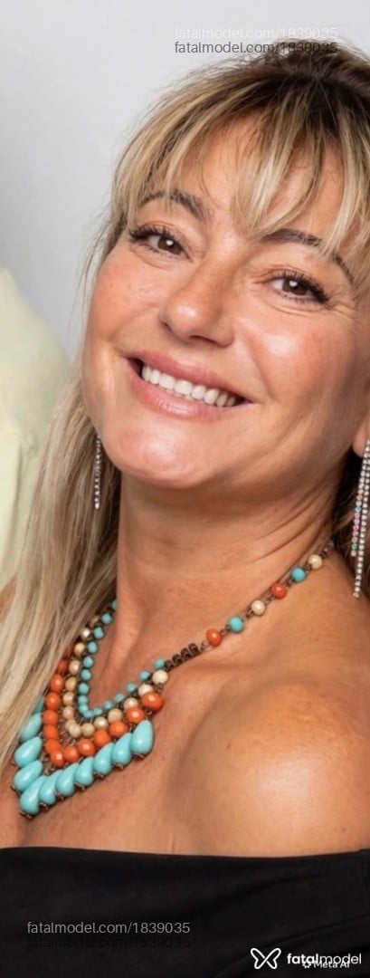 Acompanhante mulher loira (o) de olhos mel - Cacah Arruda