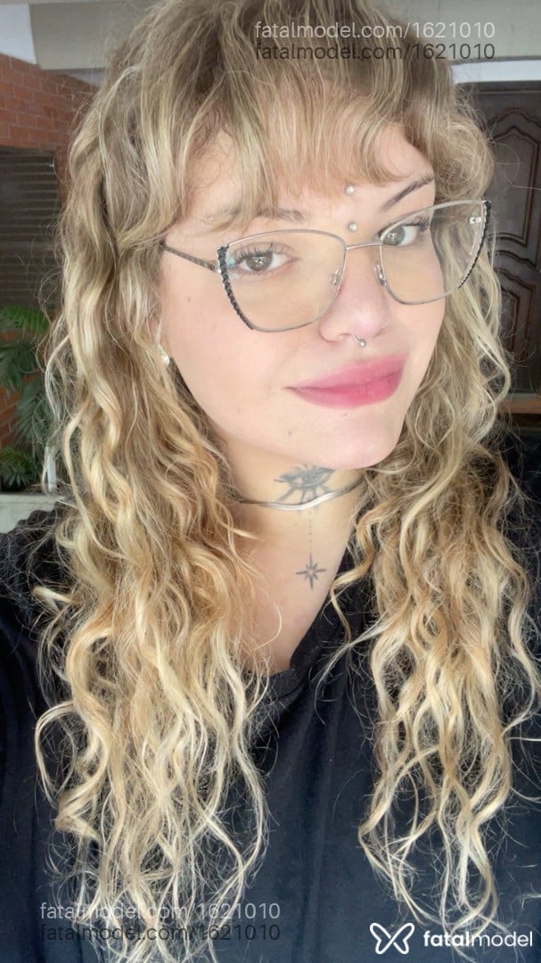 Acompanhante mulher trans loira (o) de olhos verdes - Gaby Engel