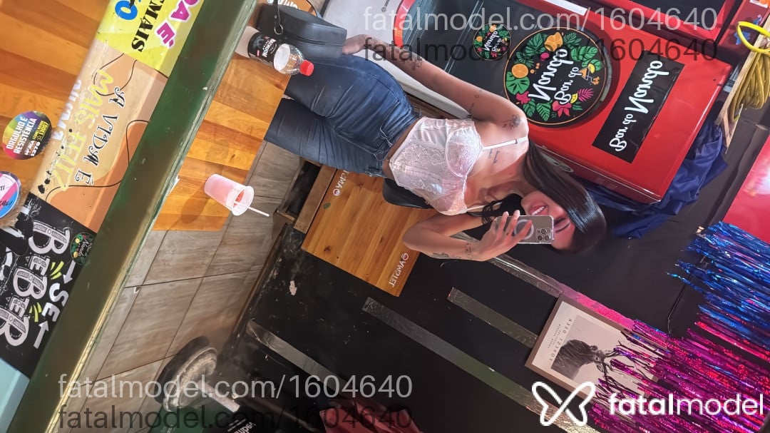Acompanhante mulher trans com cabelo castanho de olhos castanhos - Morena
