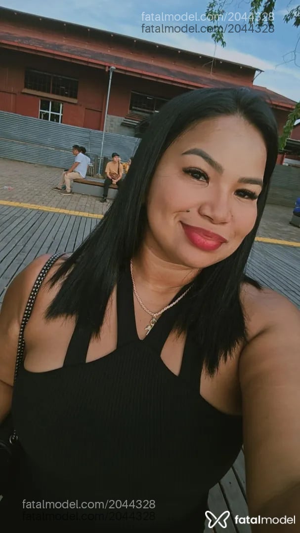 Acompanhante mulher morena (o) de olhos pretos - Belinda