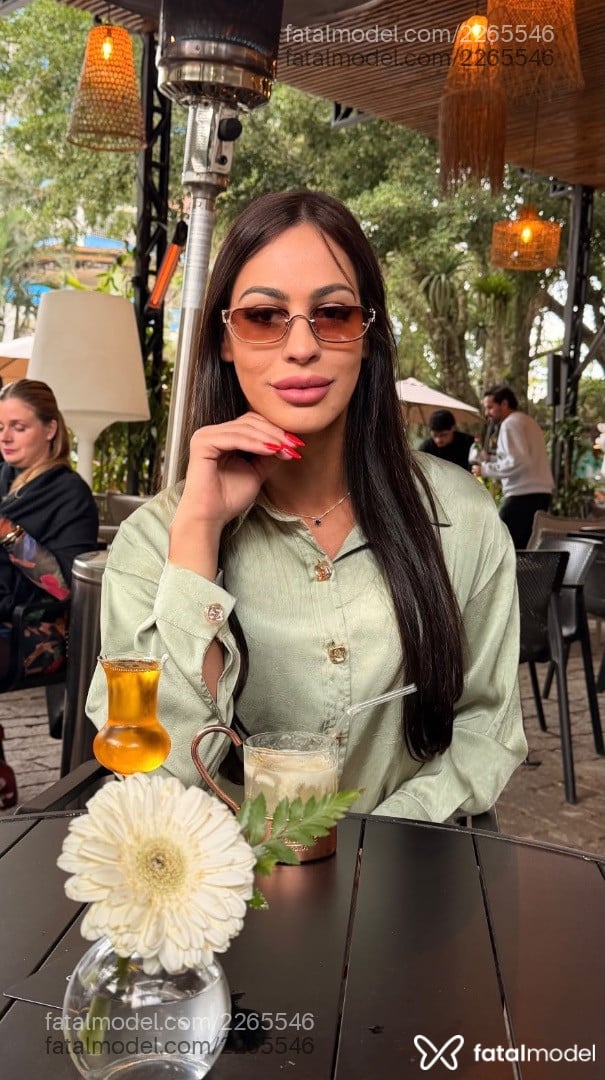 Acompanhante mulher trans com cabelo castanho de olhos castanhos - Mirelladotada