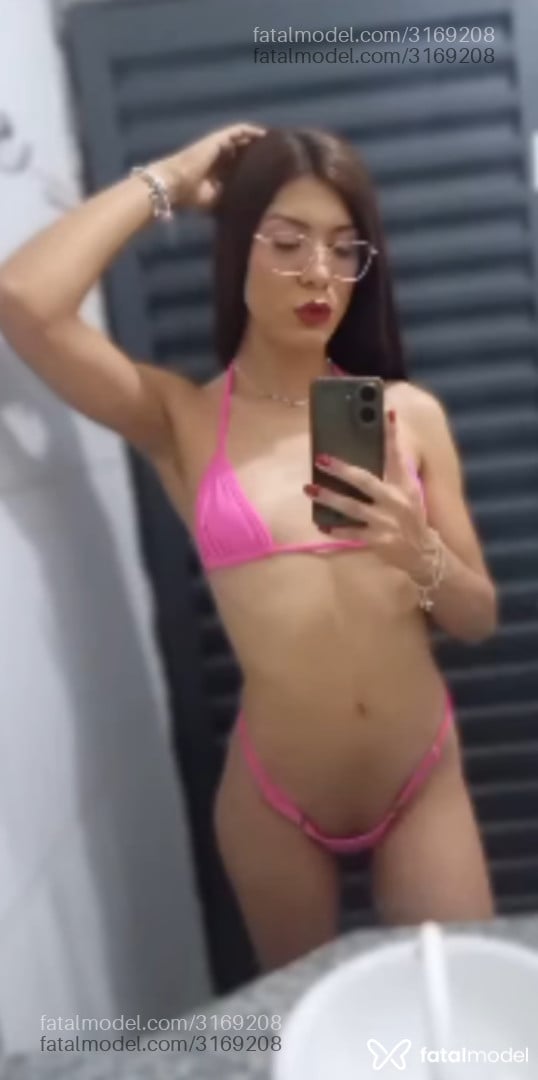 Acompanhante mulher trans com cabelo castanho de olhos castanhos - Karen Sabadiny