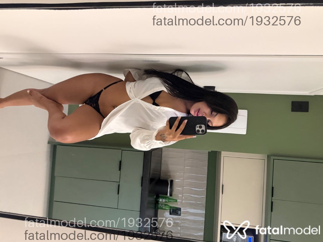 Acompanhante mulher com cabelo castanho de olhos castanhos - Lara Silva