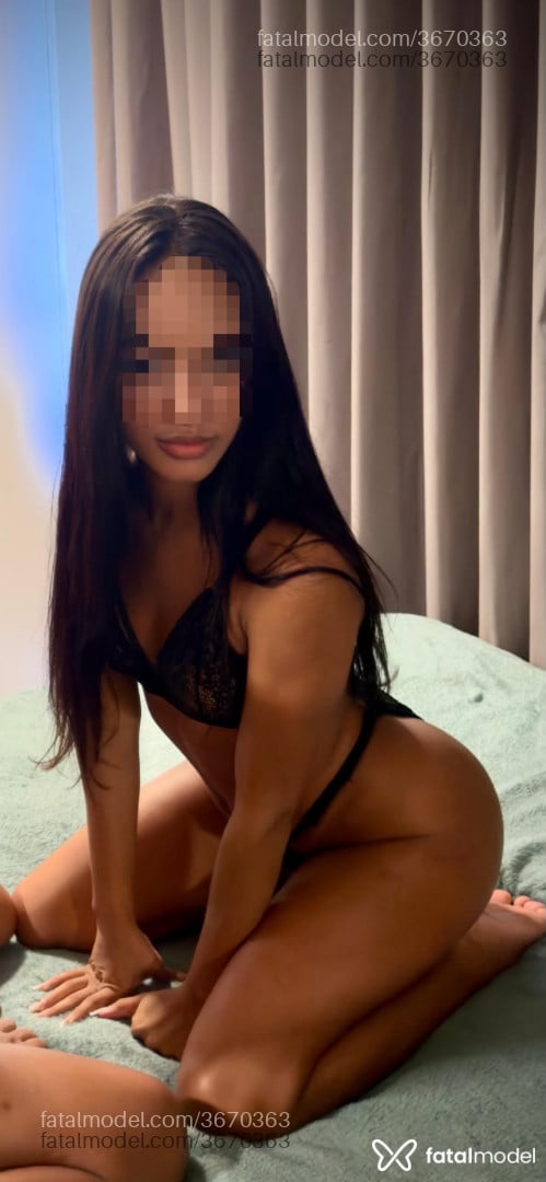 Acompanhante mulher com cabelo castanho de olhos pretos - Fernanda Alencar