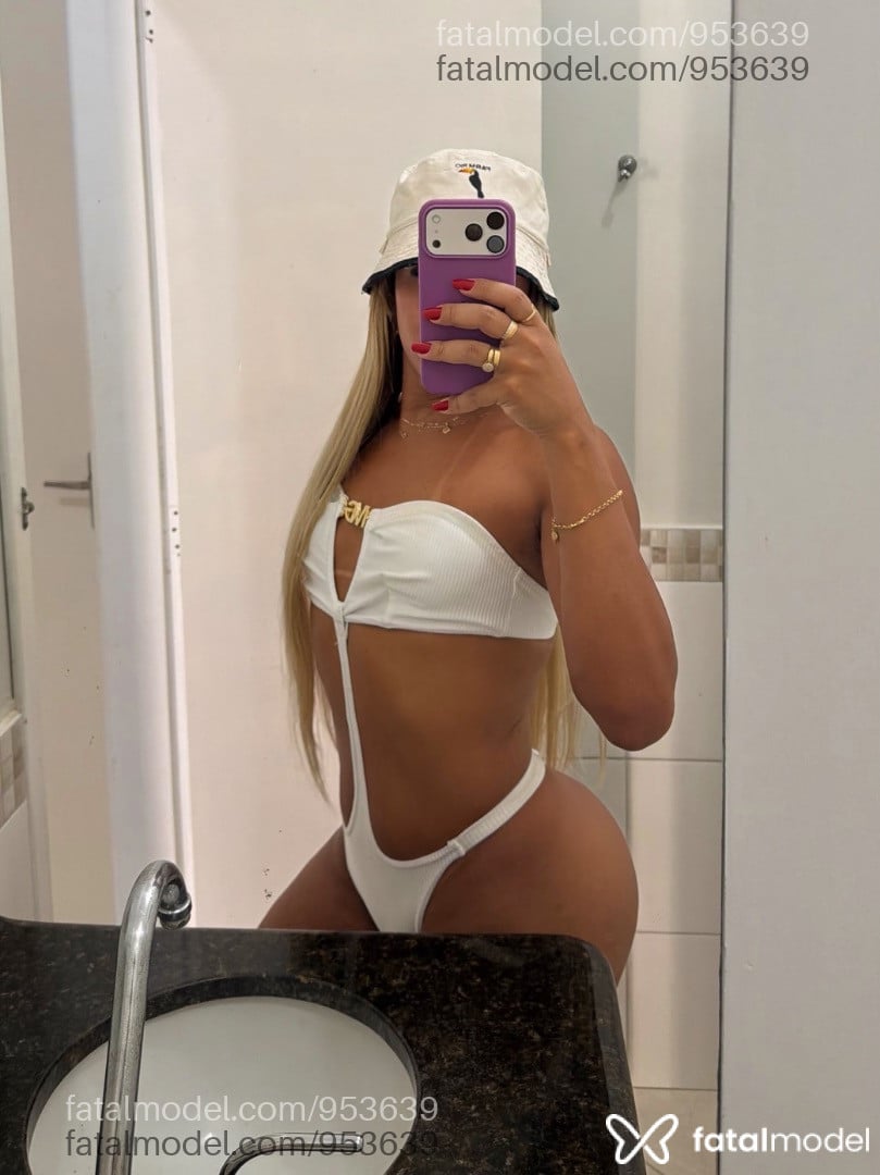 Acompanhante mulher trans com cabelo castanho de olhos castanhos - Izis silva