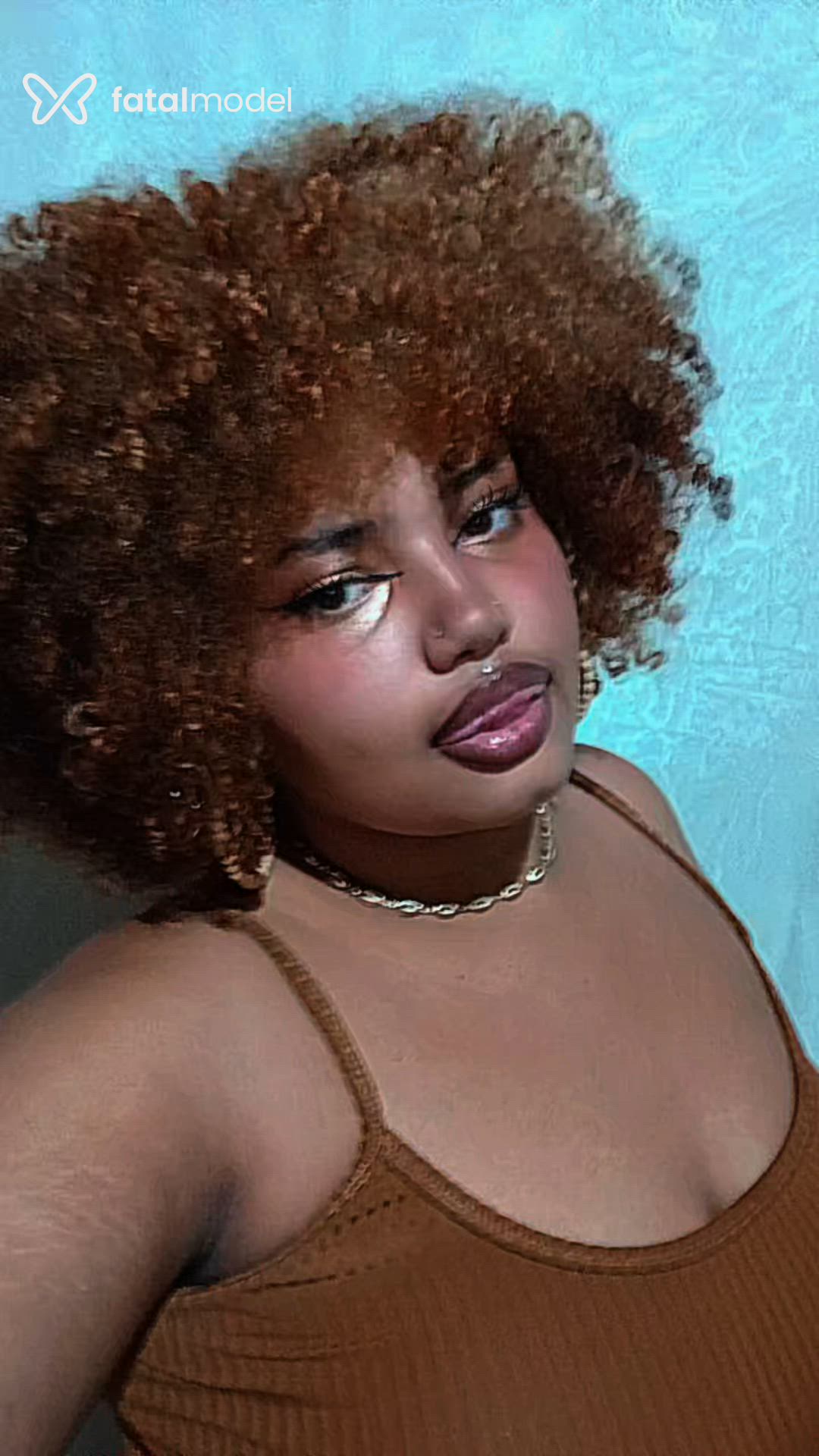 Acompanhante mulher com cabelo colorido de olhos castanhos - Flora Acompanhante mulher com cabelo colorido de olhos castanhos - Flora