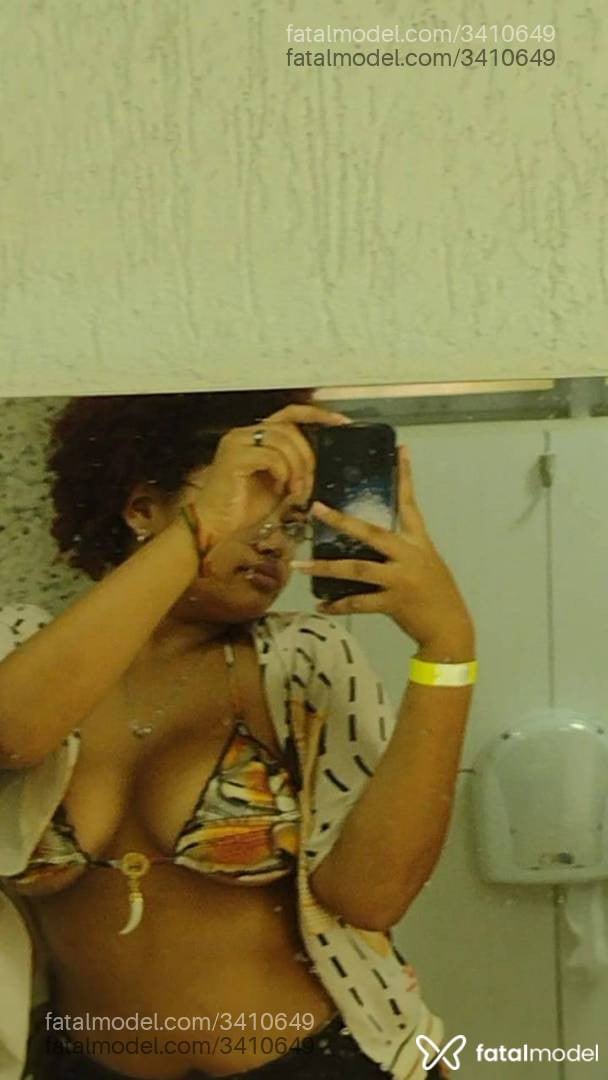 Acompanhante mulher com cabelo colorido de olhos castanhos em Goiânia - Flora