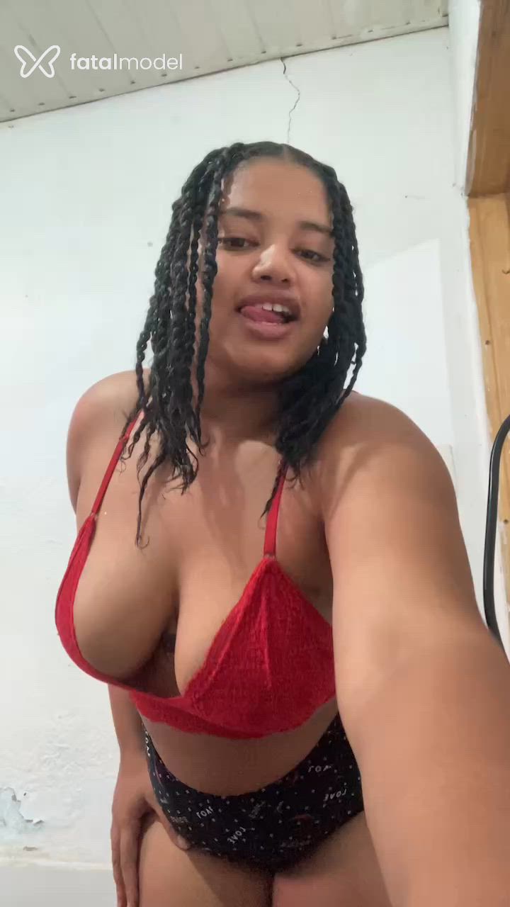 Acompanhante mulher com cabelo colorido de olhos castanhos - Flora Acompanhante mulher com cabelo colorido de olhos castanhos - Flora