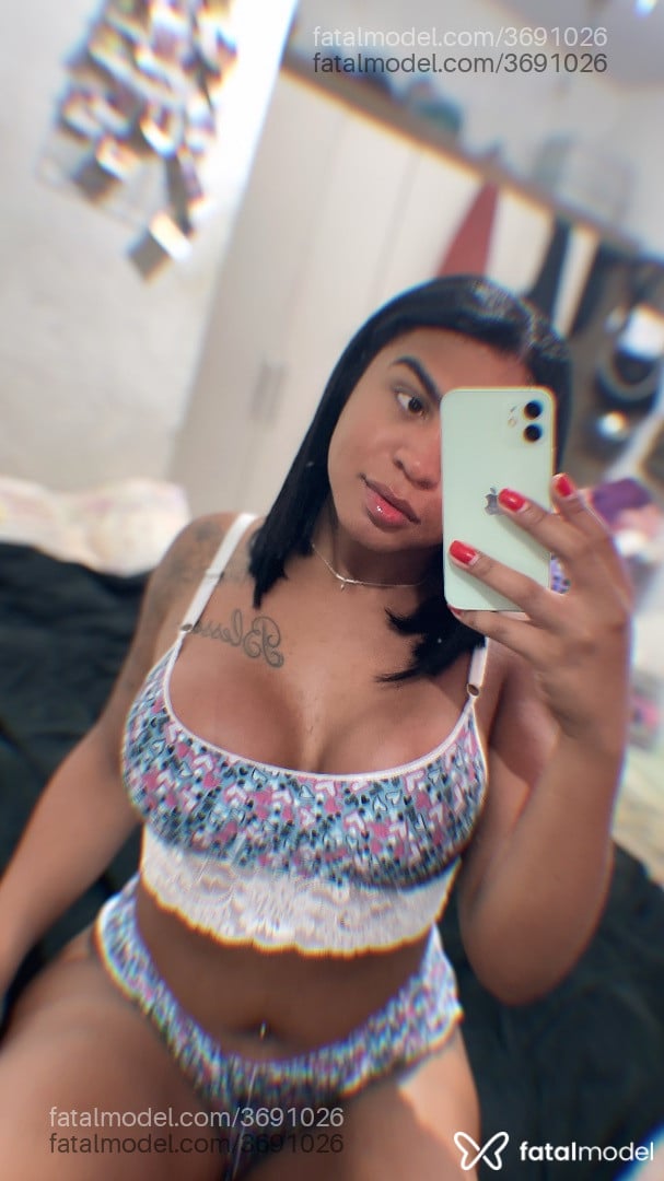 Acompanhante mulher trans morena (o) de olhos pretos - Emanuelly