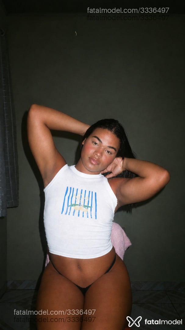 Acompanhante mulher trans morena (o) de olhos pretos - Aghata
