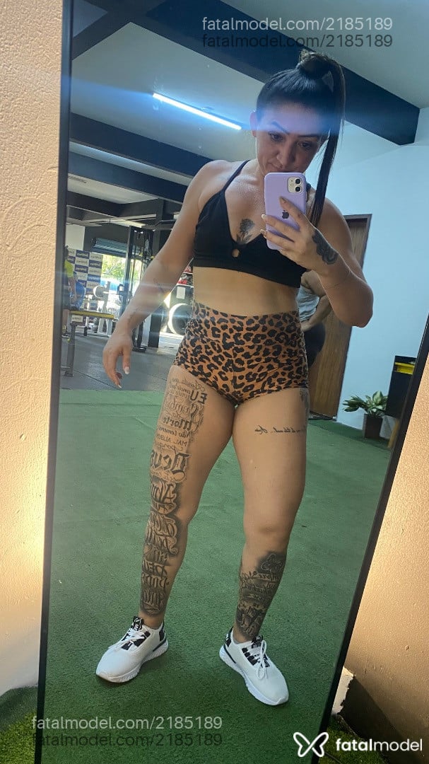 Acompanhante mulher com cabelo colorido de olhos castanhos - Ah Cabulozinha
