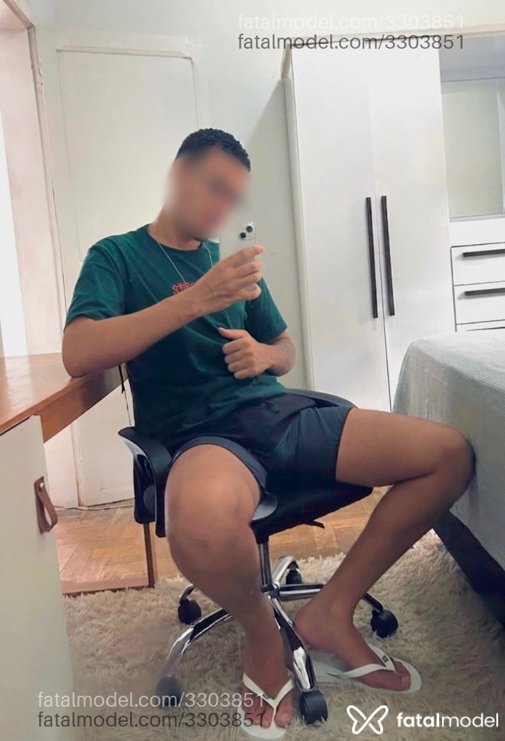 Acompanhante homem com cabelo castanho de olhos castanhos - Felipe
