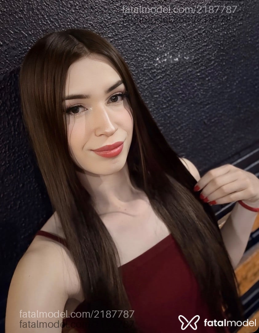 Acompanhante mulher trans com cabelo colorido de olhos castanhos - Mirela
