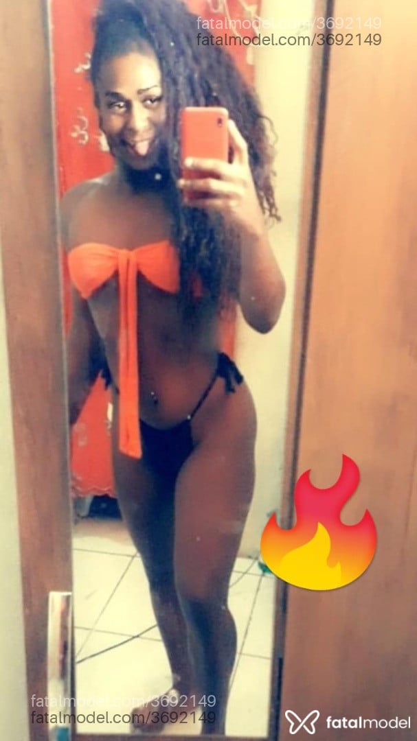 Acompanhante mulher trans com cabelo castanho de olhos castanhos - Marcella