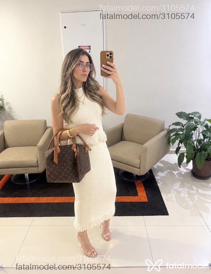 Acompanhante mulher loira (o) de olhos castanhos - Paolla Machado
