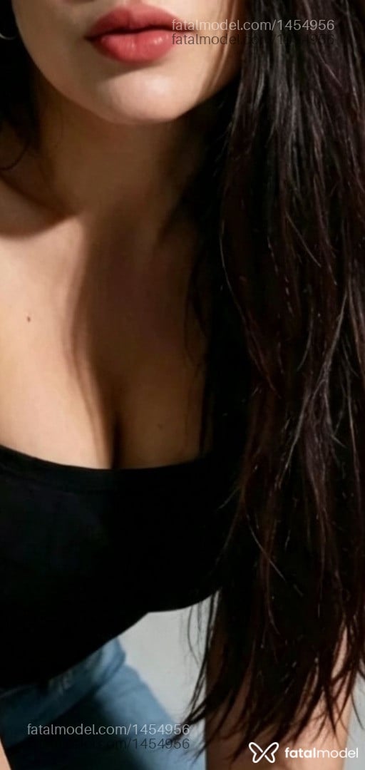 Acompanhante mulher com cabelo castanho de olhos pretos - Roberta