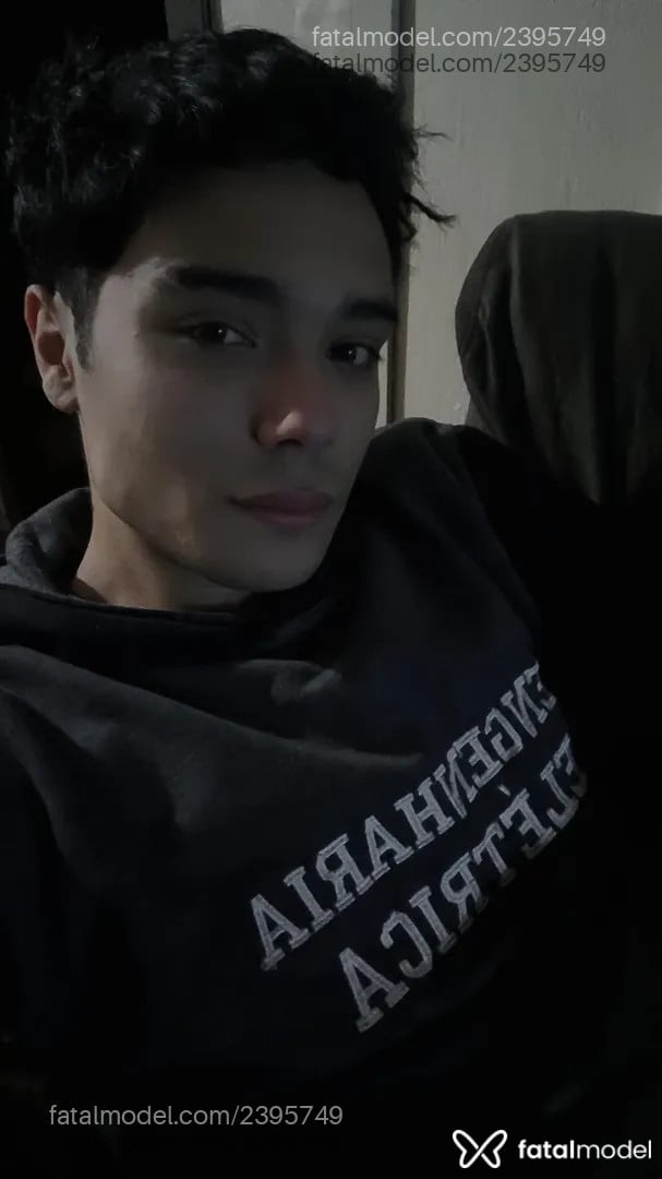 Acompanhante homem com cabelo castanho de olhos castanhos - Lucasss