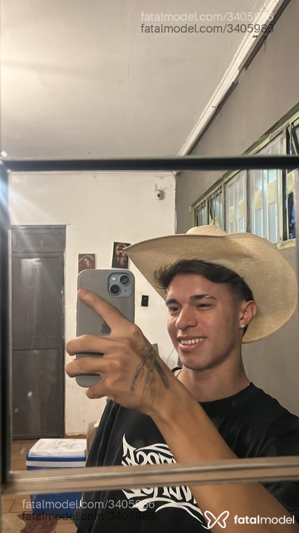 Acompanhante homem com cabelo castanho de olhos castanhos - Fernandes