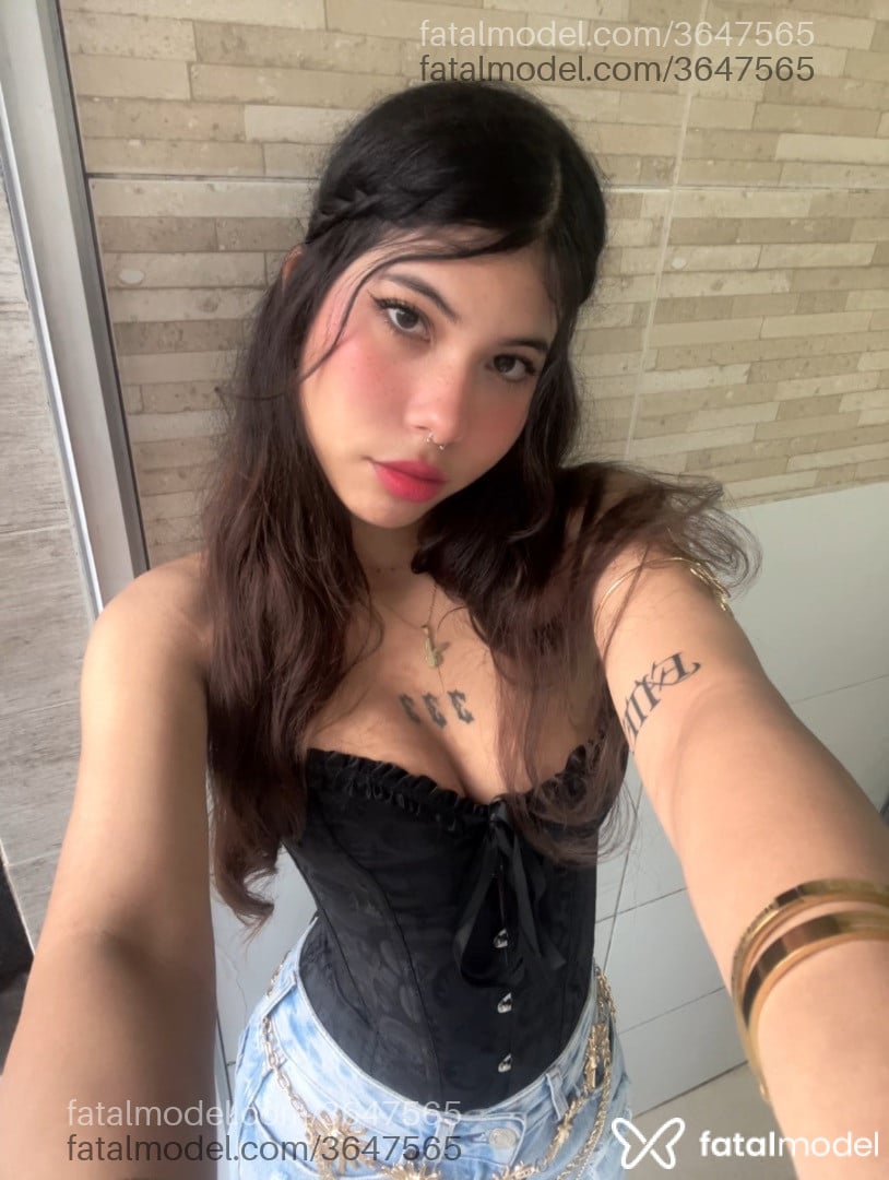 Acompanhante mulher morena (o) de olhos pretos - Vennus Vance