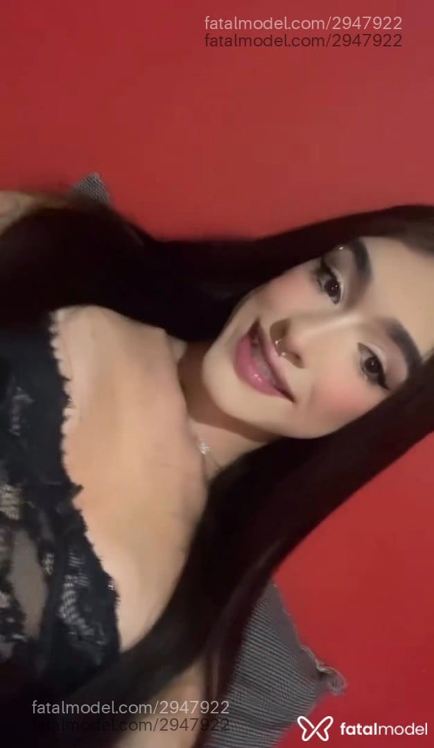 Acompanhante mulher trans com cabelo castanho de olhos castanhos - Vitória