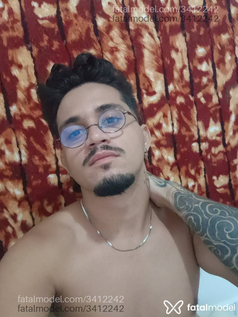 Acompanhante homem com cabelo castanho de olhos castanhos - Mullet Acompanhante homem com cabelo castanho de olhos castanhos - Mullet