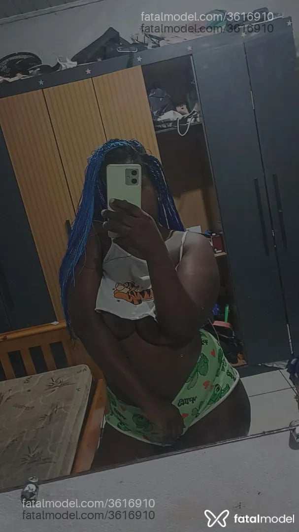 Acompanhante mulher com cabelo colorido de olhos castanhos - Morrenna