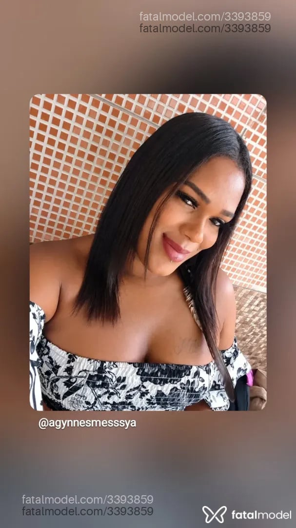 Acompanhante mulher trans com cabelo castanho de olhos castanhos - Aurora