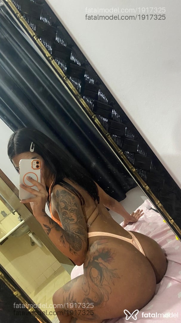 Acompanhante mulher trans com cabelo castanho de olhos castanhos - ímola