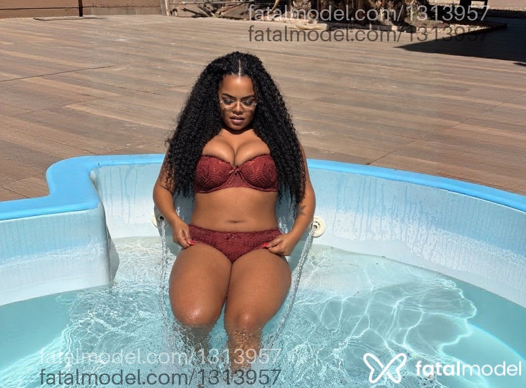 Acompanhante mulher morena (o) de olhos pretos - Kiara Morningstar