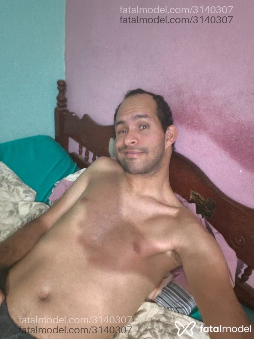 Acompanhante homem com cabelo grisalho de olhos castanhos - Manuel
