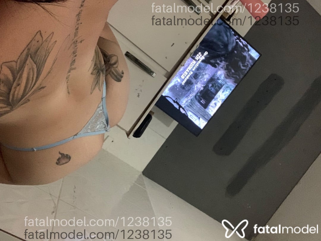 Acompanhante mulher trans morena (o) de olhos castanhos - Carolina