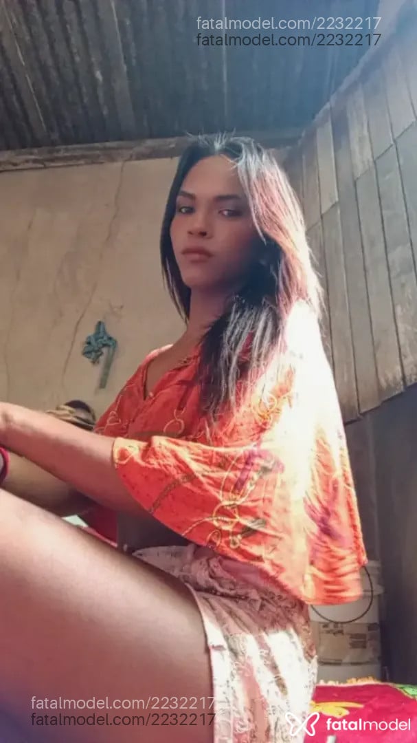 Acompanhante mulher trans loira (o) de olhos pretos - Luana