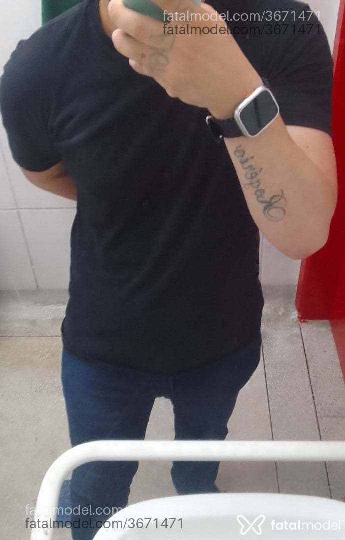 Acompanhante homem com cabelo castanho de olhos pretos - Chapeleiro