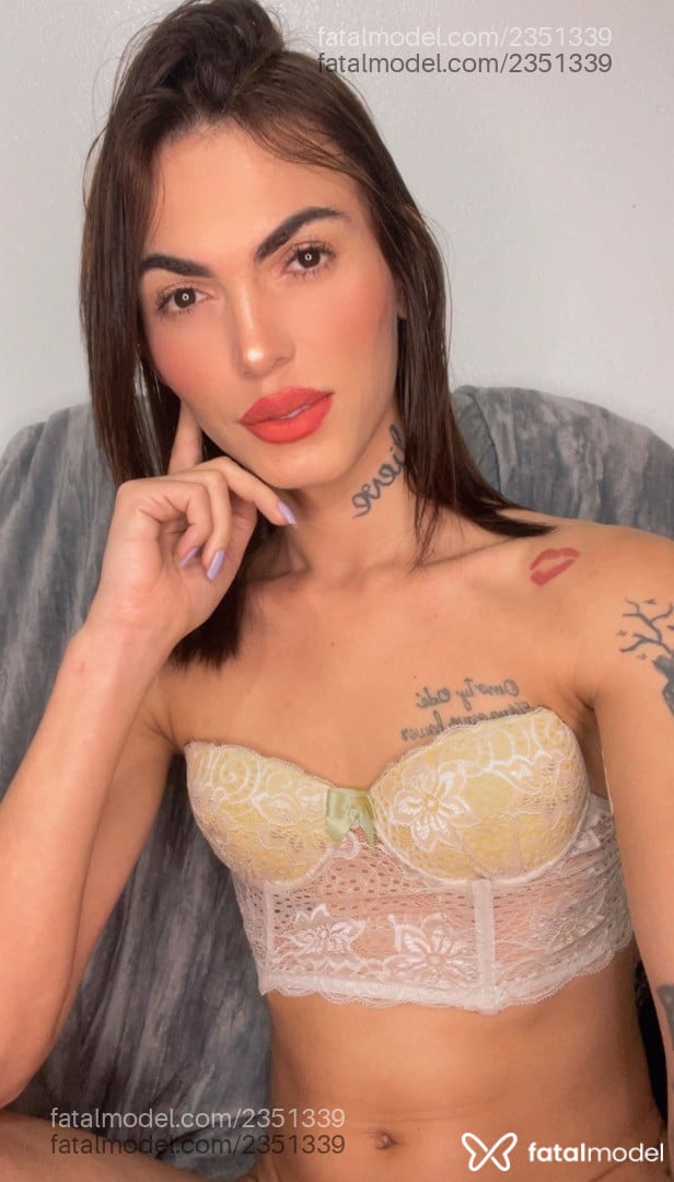 Acompanhante mulher trans loira (o) de olhos castanhos - Bianca