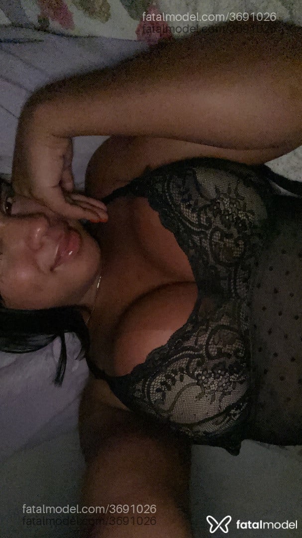 Acompanhante mulher trans morena (o) de olhos pretos - Emanuelly